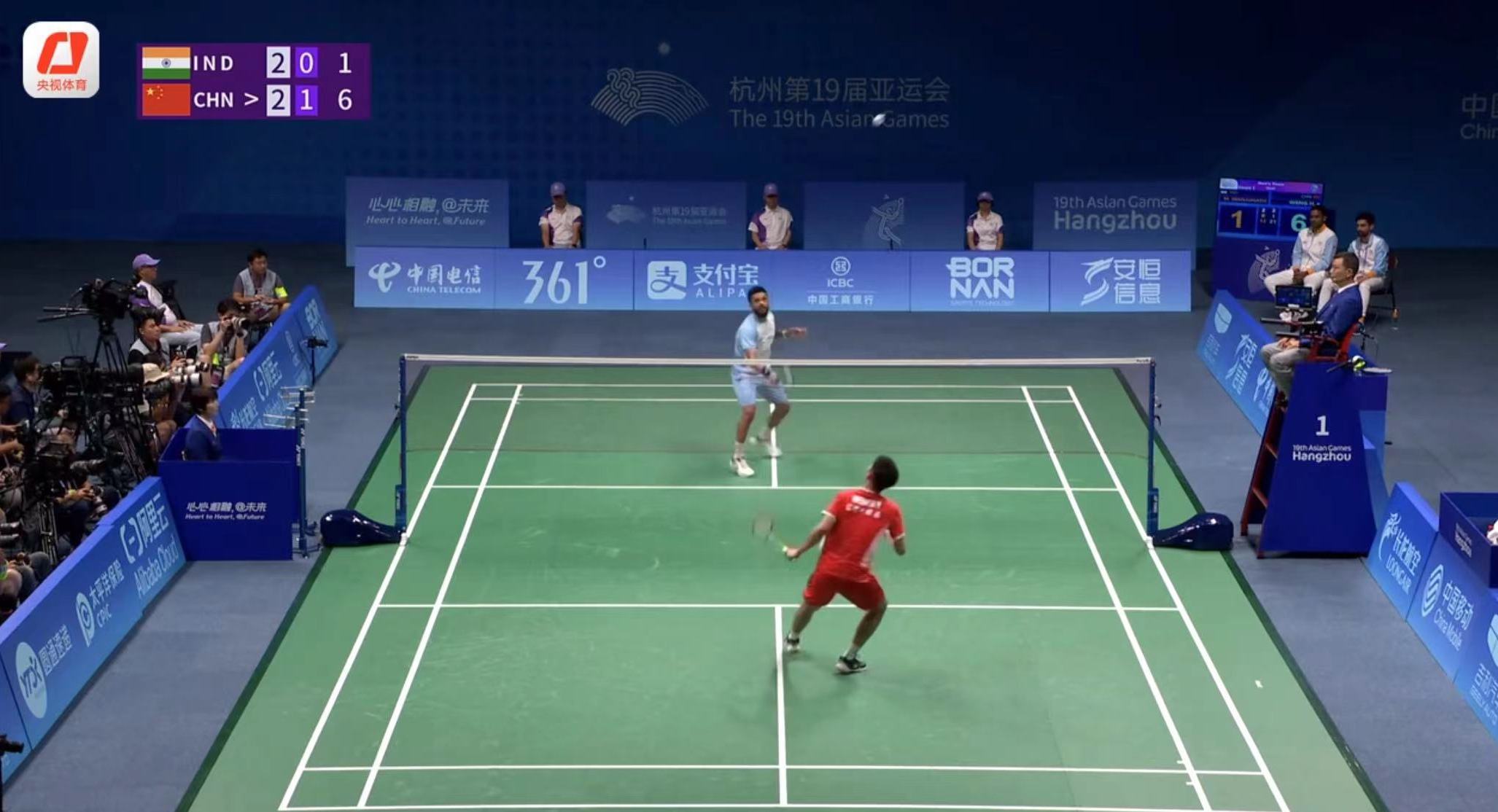 中国队在杭州亚运会羽毛球男子团体赛中凭借卓