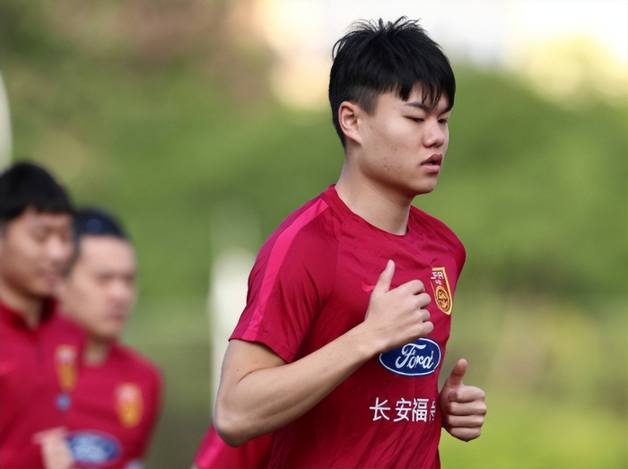 国安年轻后卫邓捷夫首秀惊艳 蒙哥马利重用新星