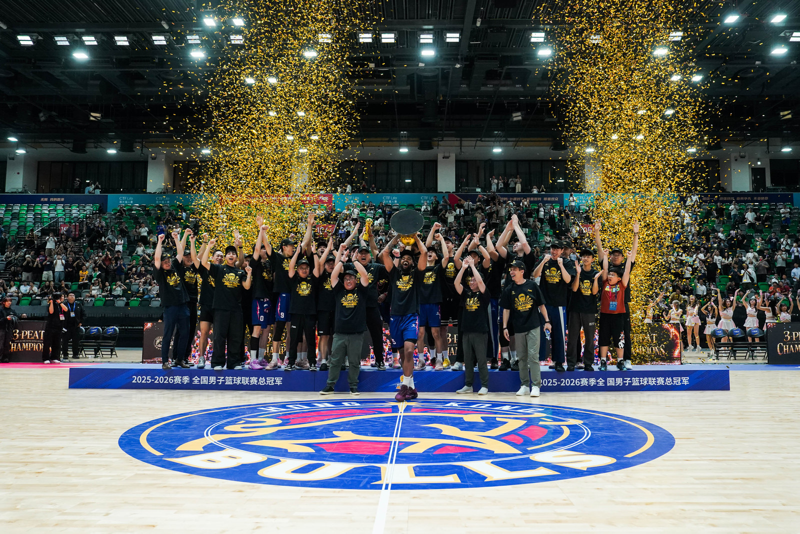 香港金牛队三连冠卫冕成功 主场捧杯创历史